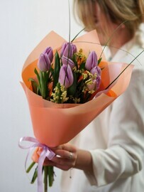 Buket s tyul_panami i limoniumom