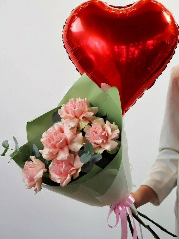 Podarochnij nabor s frantcuzskoj rozoj i gelievim sharikom Serdtce, standart