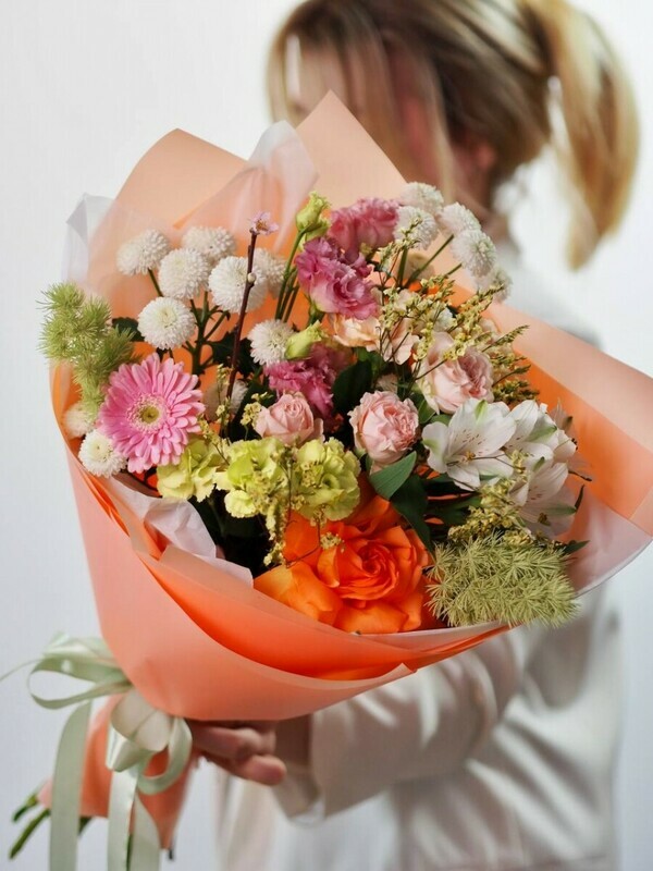 Яркий букет с герберой, диантусом и эустомой, стандартный