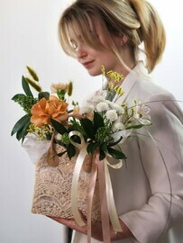 Kompozitciya v kruzhevnoj sumochke s rozoj, skimiej i al_stromeriej