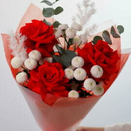 Buket loveiz krasnoj frantcuzskoj rozi, hrizantemi n_yuton i evkalipta