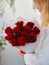 Krasivij buket iz 11 nasishenno-krasnih roz.