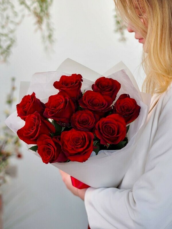 Красивый букет из 11 насыщенно-красных роз., стандартный