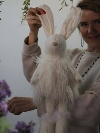 Dekorativnij plyushevij zajchik