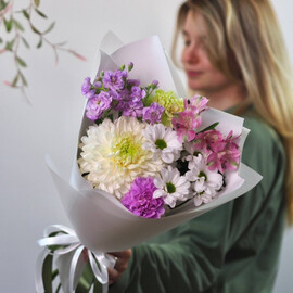 Нежный букет из одноголовой хризантемы, альстромерии, маттиолы, кустовой хризантемы и гвоздик