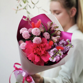 Изысканный букет в розовых тонах из розы, хризантемы, альстромерии и маттиолы