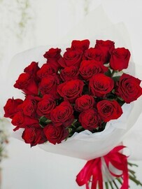 Pishnij buket iz 25 nasishenno-krasnih roz.