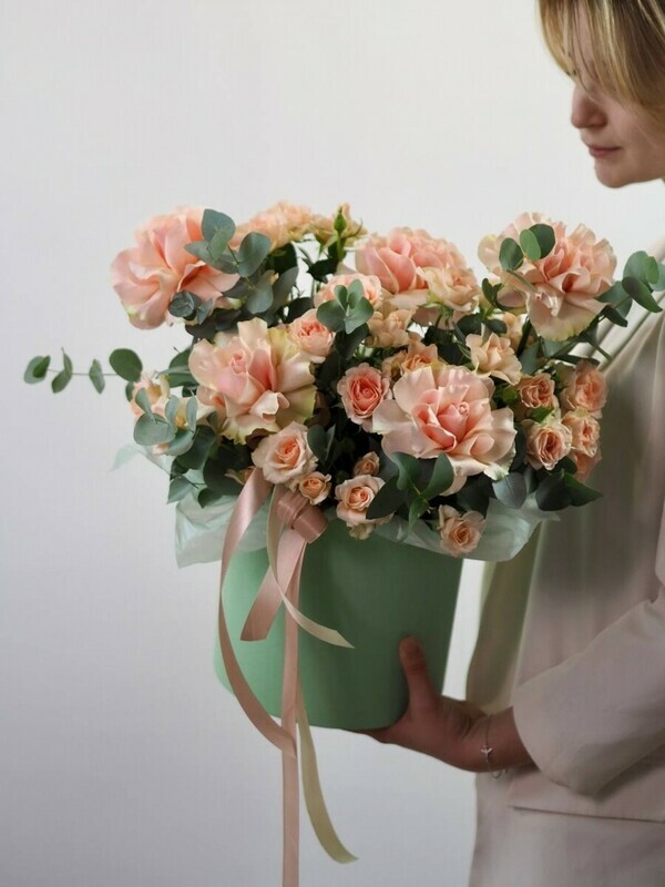 Kompozitciya v korobke s frantcuzskoj i kustovoj rozoj, premium