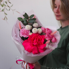 Яркий букет с розовой розой, хризантемами, гвоздиками, эвкалиптом и сухоцветами