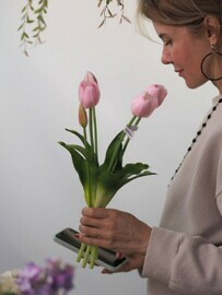 Dekorativnij buket rozovih tyul_panov