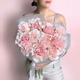 Vozdushnij buket rozovaya frantcuzskaya roza i rozovij diantus