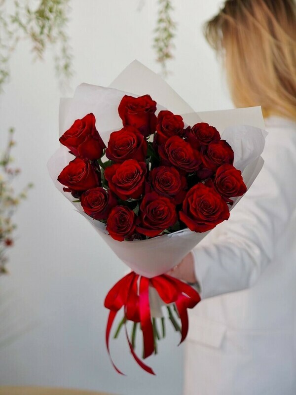 Pishnij buket iz 15 nasishenno-krasnih roz., premium