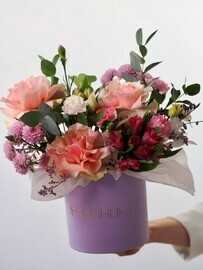 Kompozitciya s frantcuzskoj rozoj, al_stromeriej i santini