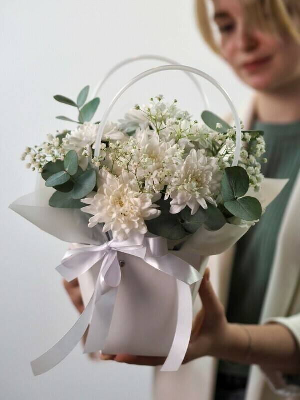 Композиция в сумочке из белой кустовой хризантемы и эвкалипта, уменьшенный