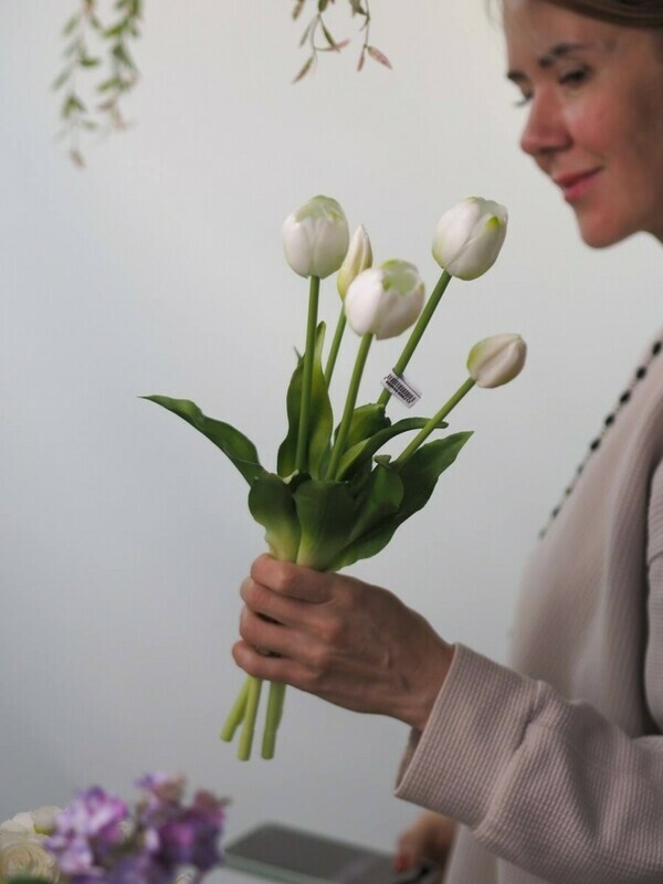 Декоративный букет белых тюльпанов, стандартный