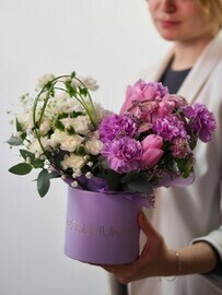 Kompozitciya v korobke s tyul_panom, diantusom i santini