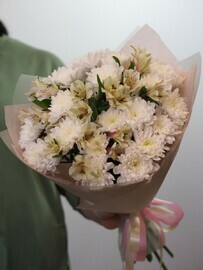 Buket iz kustovoj hrizantemi i al_stromerii