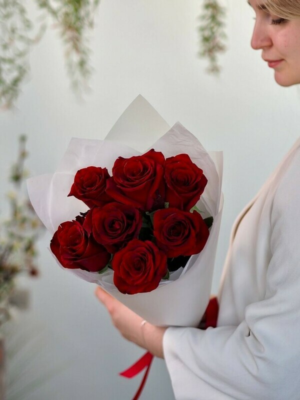 Пышный букет из 7 насыщенно-красных роз., стандартный