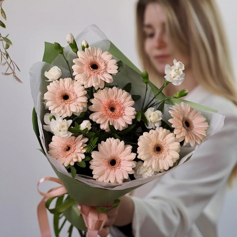 Nezhnij buket iz persikovih gerber i belosnezhnih gvozdik v izyashnoj upakovke, standart