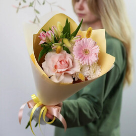 Nezhnij avtorskij buket iz rozi, gerberi, kustovoj hrizantemi i suhotcvetov