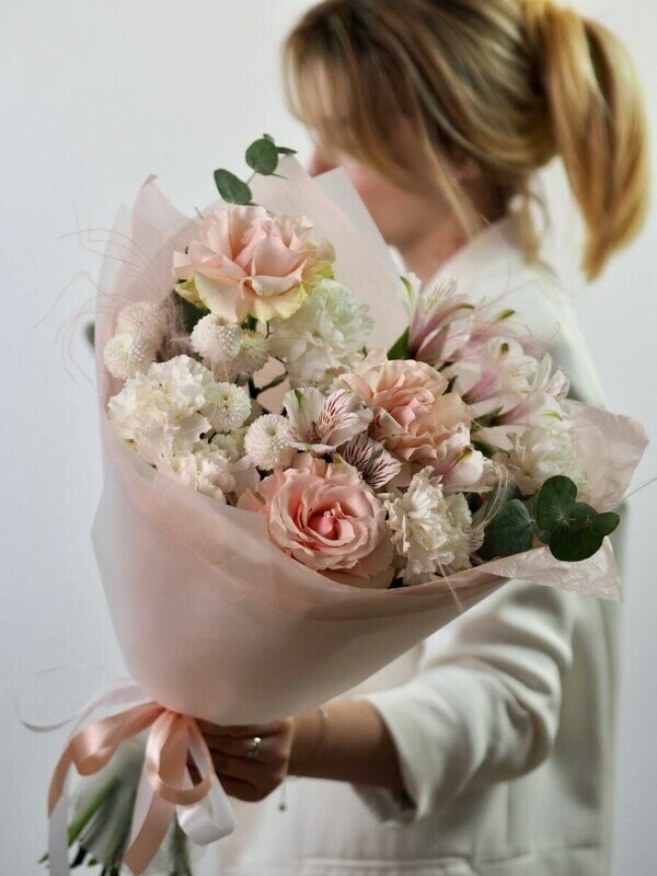 Нежный букет с французской розой, гвоздикой и кустовой хризантемой, стандартный