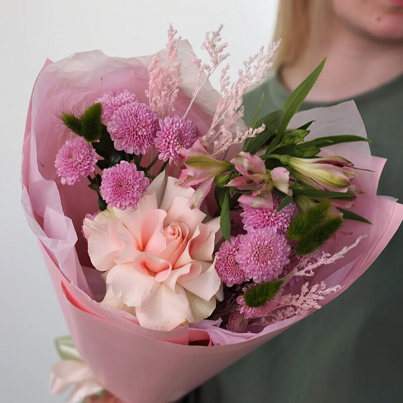 Букет комплимент из французской розы, альстромерии и сантини, стандартный