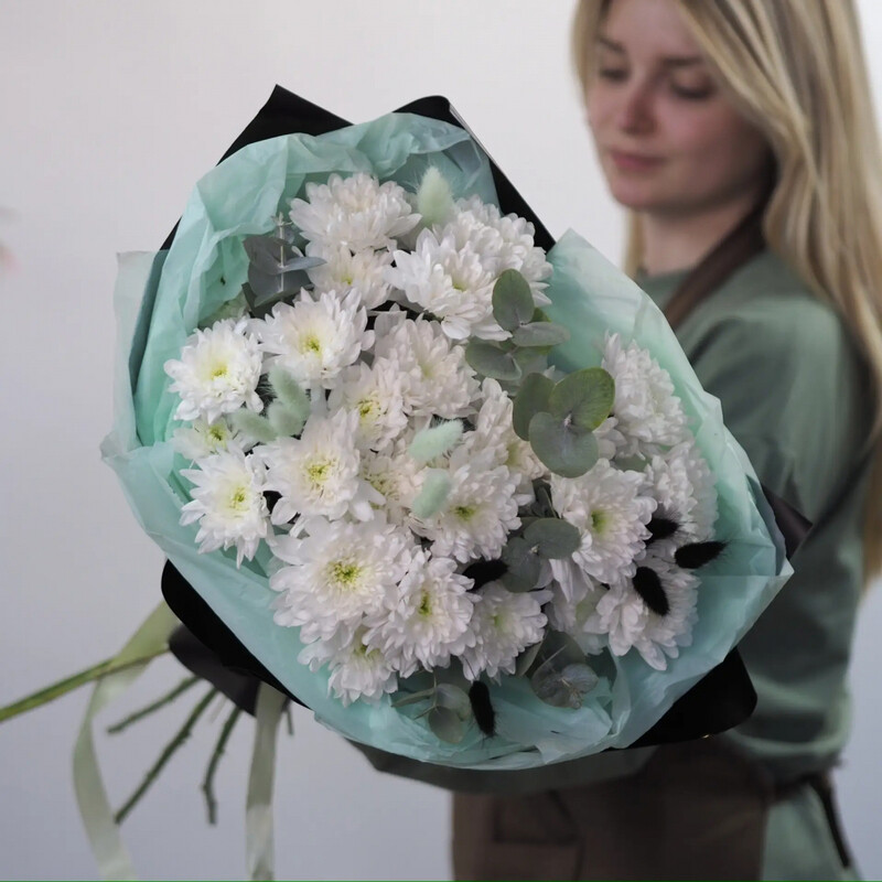 Букет из 5 белых кустовых хризантем и эвкалипта, стандартный