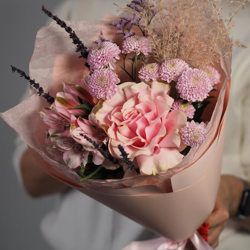 Buket kompliment iz frantcuzskoj rozi, hrizantemi i al_stromerii, standart