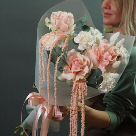 Нежный авторский букет из французской розы, гвоздики и амаранта