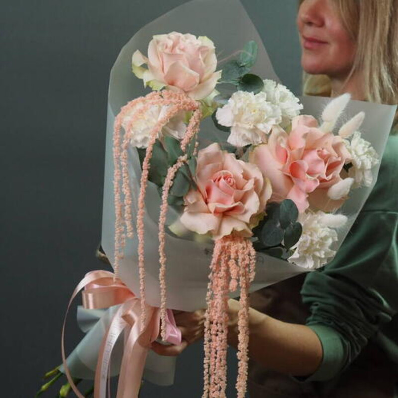 Nezhnij avtorskij buket iz frantcuzskoj rozi, gvozdiki i amaranta, standart