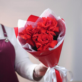 Яркий букет из 3 красных французских роз