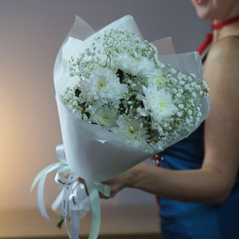 Белоснежный букет комплимент из кустовой хризантемы и гипсофилы, уменьшенный