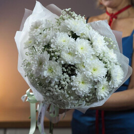Белоснежный букет из 5 кустовых хризантем и гипсофилы