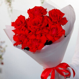 Roskoshnij monobuket iz 7 blagorodnih frantcuzskih roz.