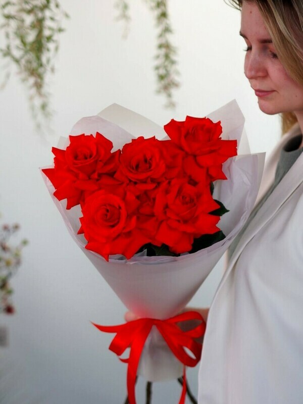 Яркий букет из 5 красных французских роз, уменьшенный