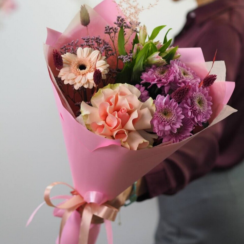 Buket kompliment s gerberoj, frantcuzskoj rozoj i al_stromerie, reduced