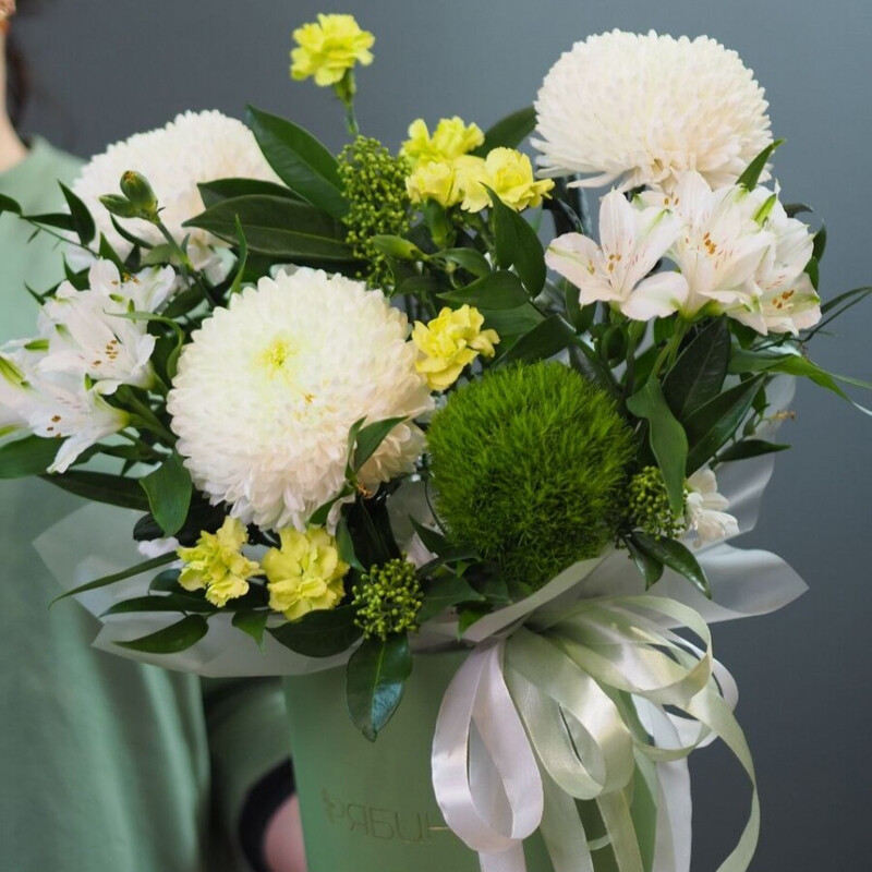 Композиция с одноголовой хризантемой, альстромерией и скиммией, премиум