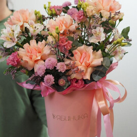 Изящная коробка с французской розой, эустомой и сантини