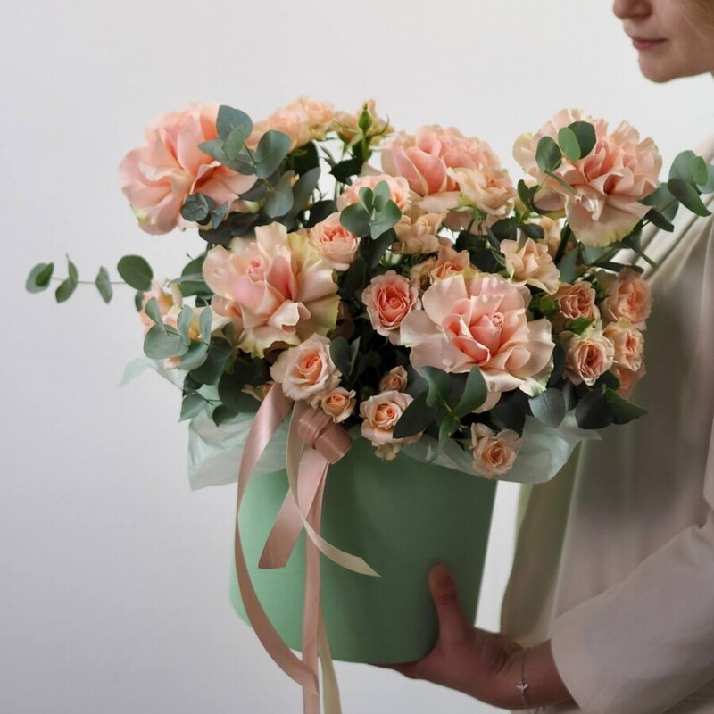 Композиция в коробке с французской и кустовой розой, премиум