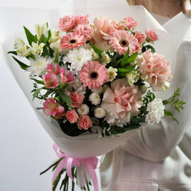 Velikolepnij buket s al_stromeriej, frantcuzskoj rozoj, nartcissom