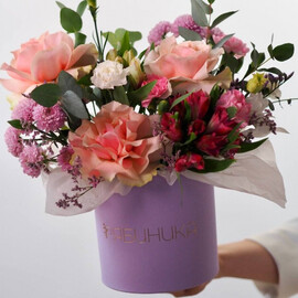 Kompozitciya s frantcuzskoj rozoj, al_stromeriej i santini