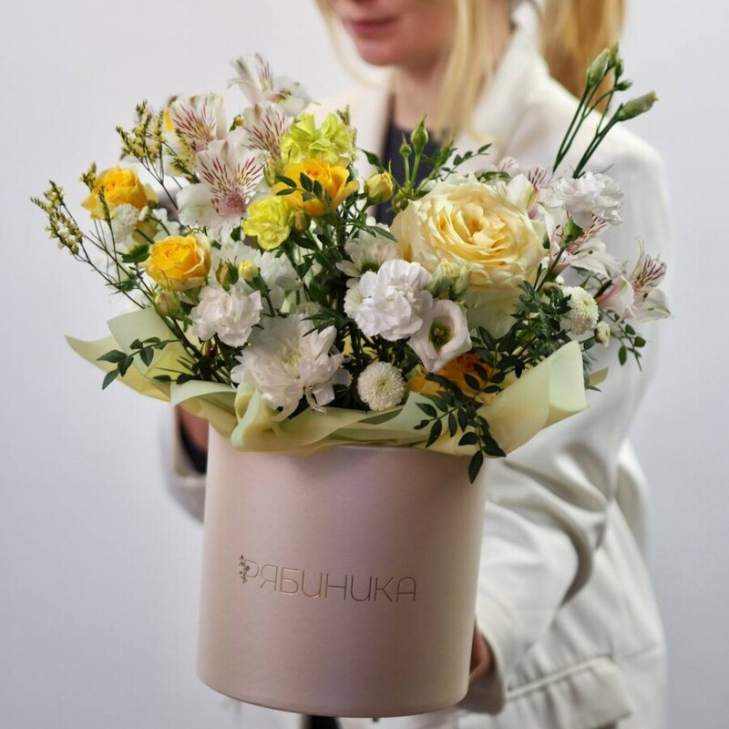 Композиция с альстромерией, кустовой гвоздикой и хризантемой, стандартный