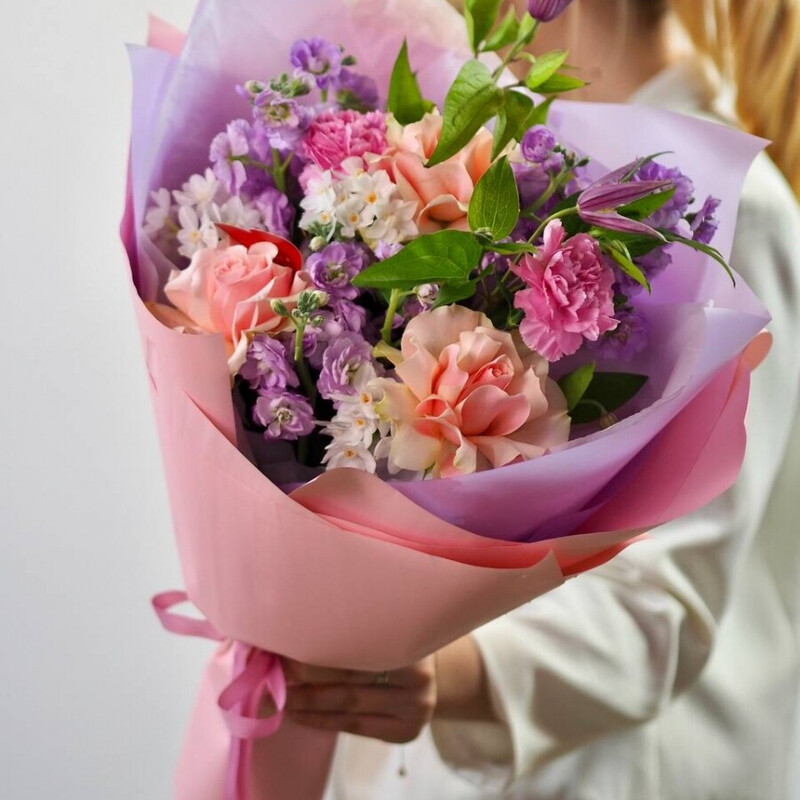 Ароматный букет с клематисом, французской розой и нарциссом, стандартный