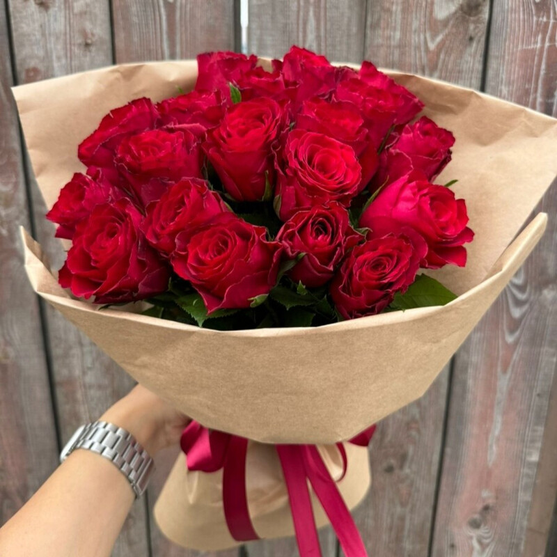 Monobuket iz 19 krasnih importnih roz v krafte, monobuket iz 19 krasnih importnih roz v krafte