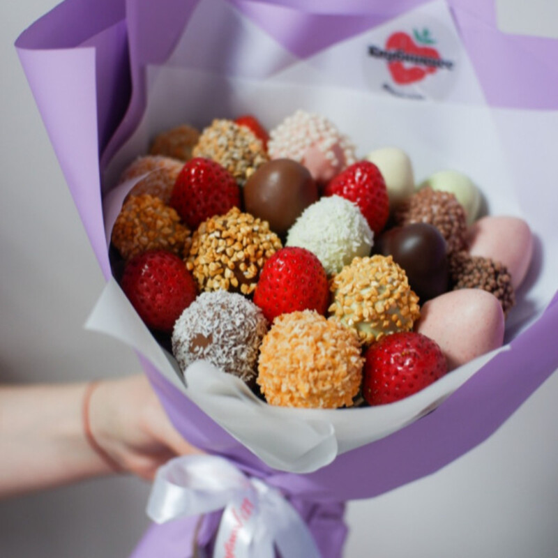 Букет с клубникой в шоколаде "Микс М", стандартный