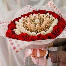 Buket s klubnikoj v shokolade i tcvetami "Super Gigantishe"