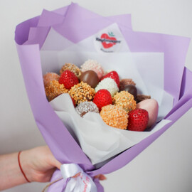 Buket s klubnikoj v shokolade "Miks S"
