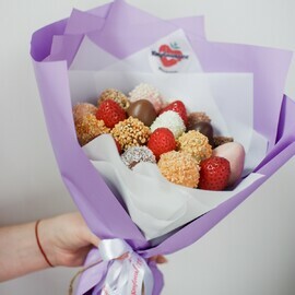 Букет с клубникой в шоколаде "Микс S"