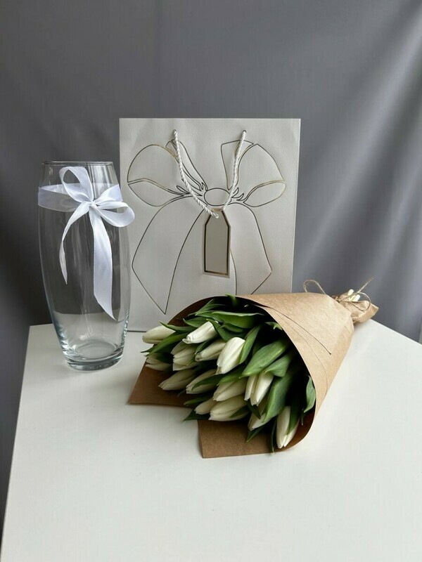 Комбо хит белые тюльпаны с вазой, букет белых тюльпанов