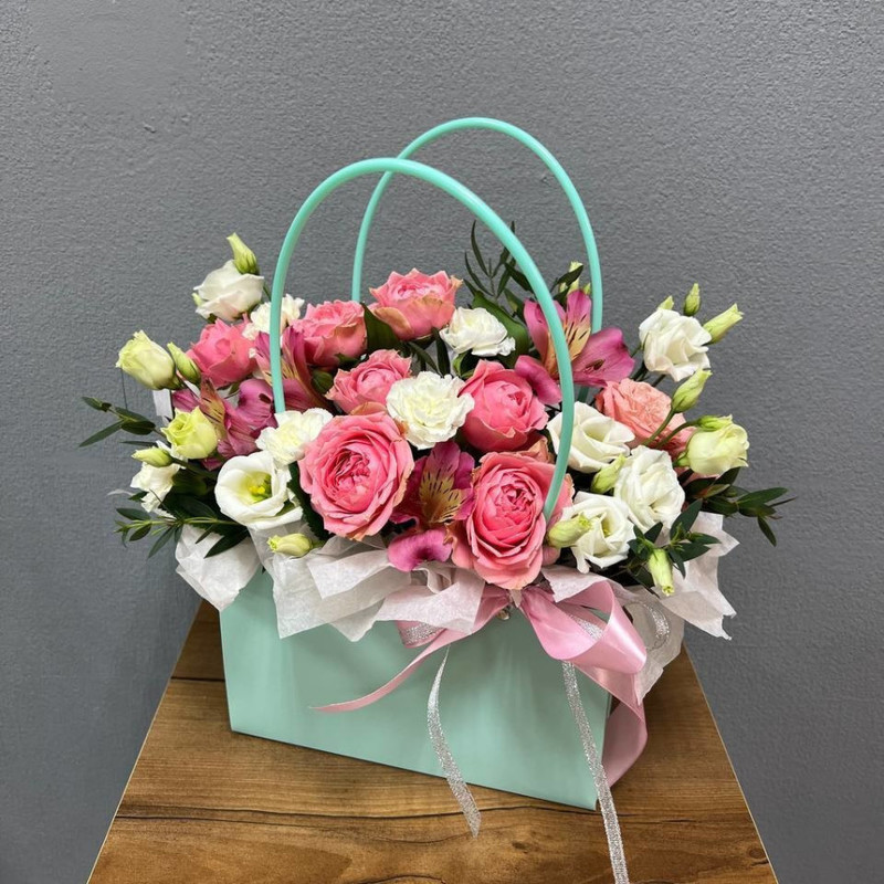 Сумочка с кустовыми розами и эустомой, стандартный